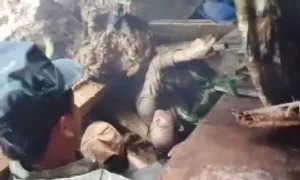 Cứu người đàn ông bị vùi lấp khi sạt lở cuốn trôi 6 ngôi nhà