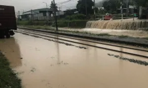 10 tàu khách dừng chạy vì đường sắt ngập 0,4 m